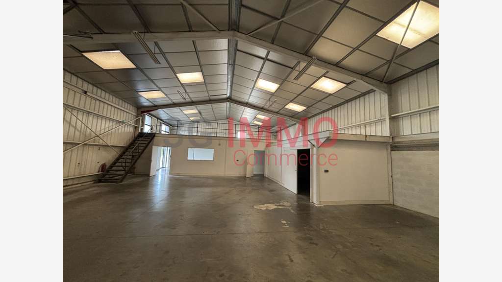Vente entrepôt 300m² sur 1ha proche Saintes