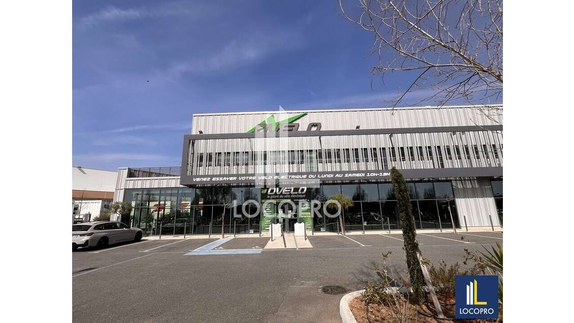 Vente entrepôt/show room 3700m² à Fréjus