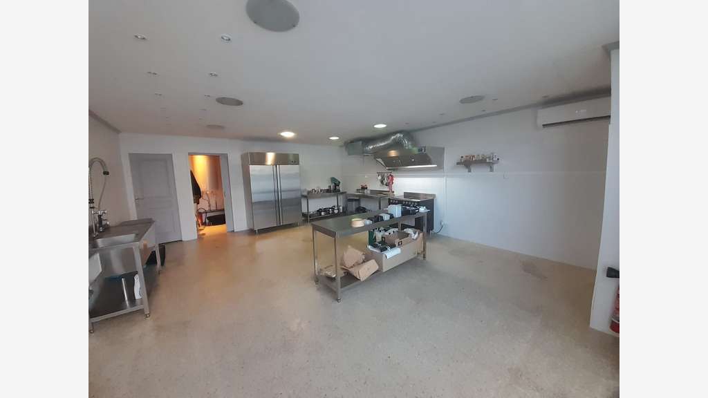 A vendre local commercial 45m² à La Coucourde N7