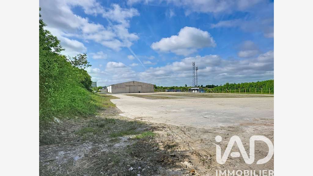 Vente bâtiment 1080m² sur 8000m² à Mozé-sur-Louet