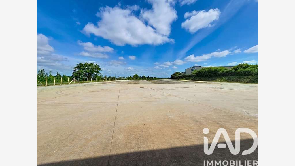 Vente bâtiment 1080m² sur 8000m² à Mozé-sur-Louet