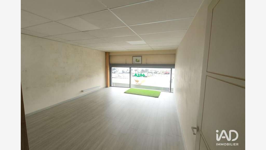 Vente local 90m² zone commerciale de Pirey