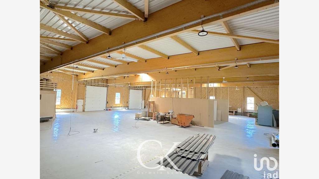 AV local pro 1177m² récent St-Clair-de-la-Tour