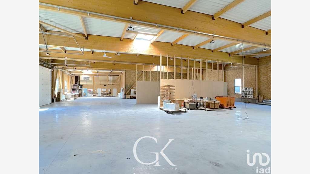 AV local pro 1177m² récent St-Clair-de-la-Tour