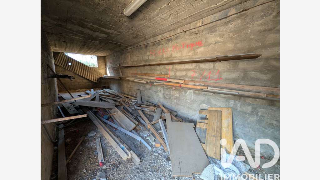 A vendre hangars à rénover de 135m² à Sorgues