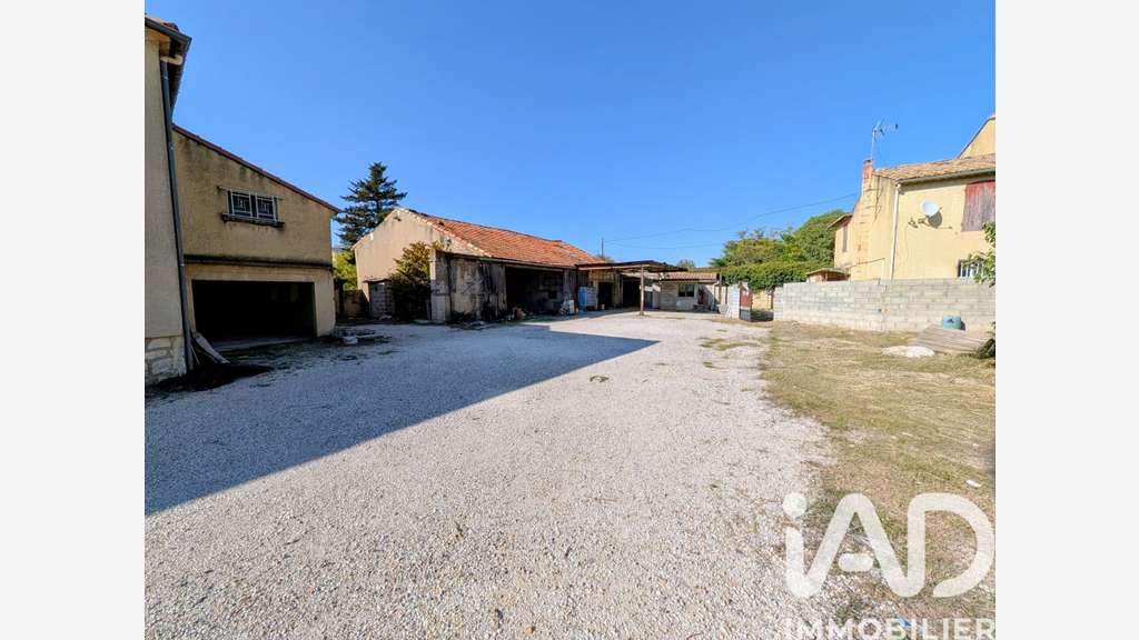 A vendre hangars à rénover de 135m² à Sorgues