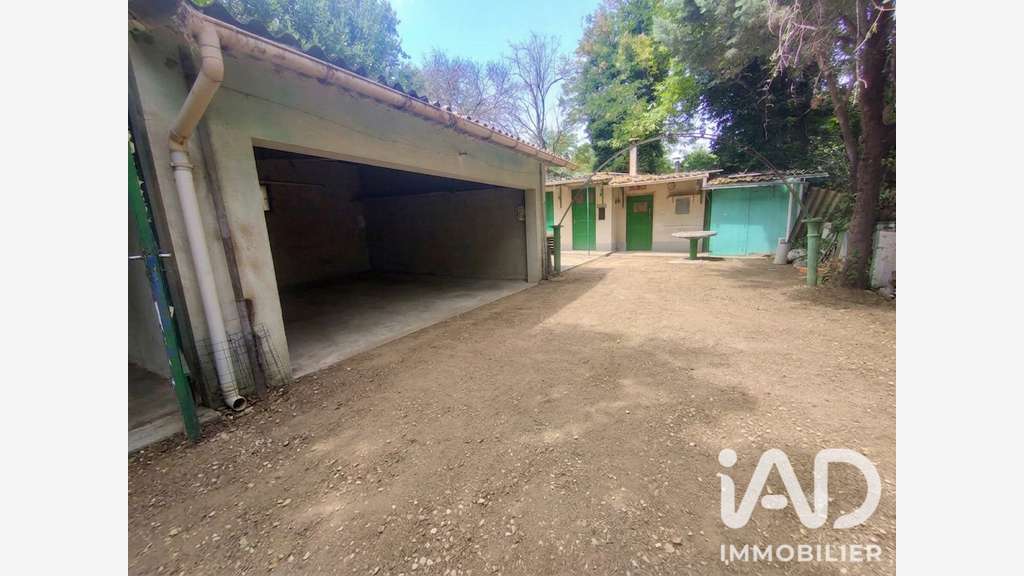 AV locaux à rénover de 395m² à Sorgues