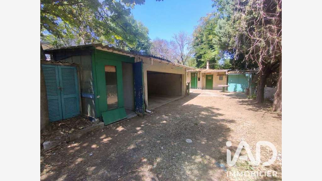 AV locaux à rénover de 395m² à Sorgues