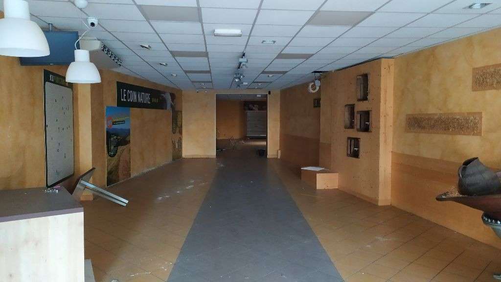 AV grand local commercial 475m² à Bourg en Bresse