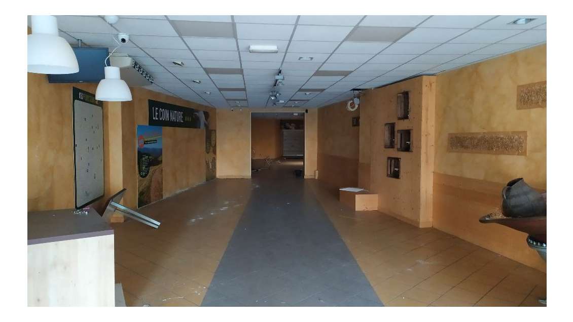 AV grand local commercial 475m² à Bourg en Bresse