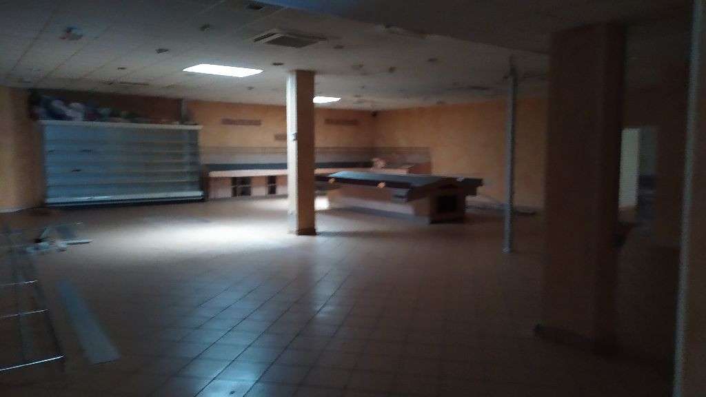 AV grand local commercial 475m² à Bourg en Bresse