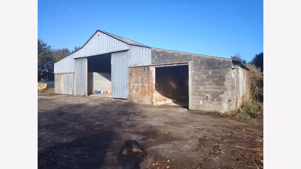 Hangar 450m² emplacement stratégique Plounéventer