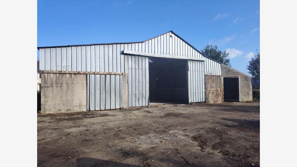 Hangar 450m² emplacement stratégique Plounéventer