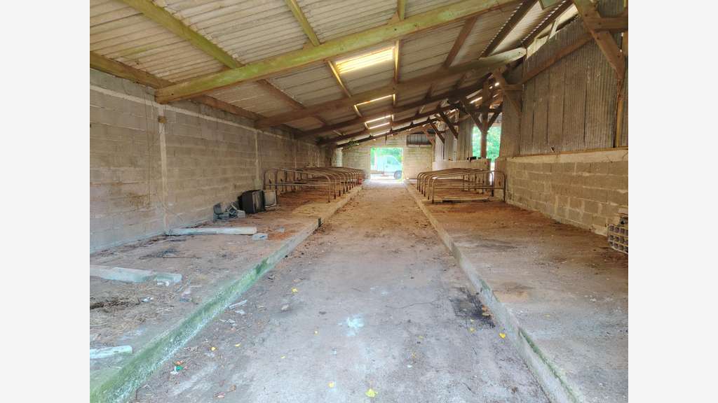 Hangar 450m² emplacement stratégique Plounéventer