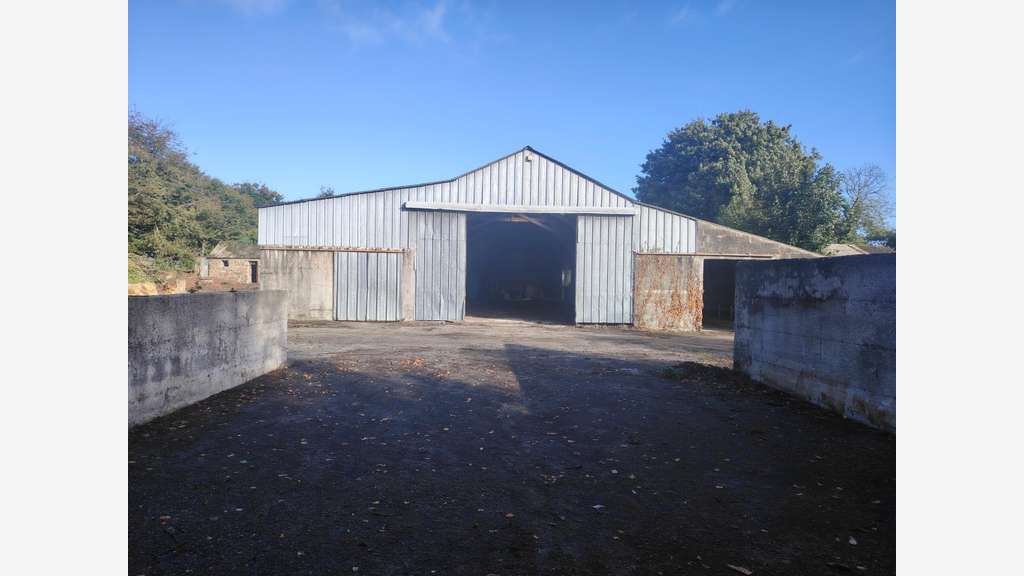 Hangar 450m² emplacement stratégique Plounéventer