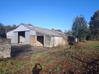 Hangar 450m² emplacement stratégique Plounéventer