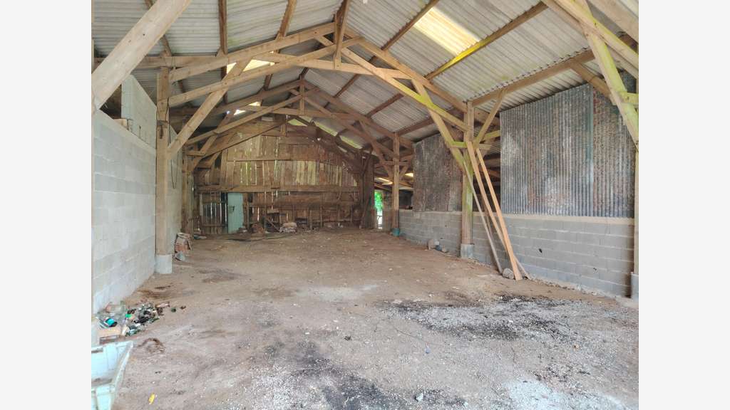Hangar 450m² emplacement stratégique Plounéventer
