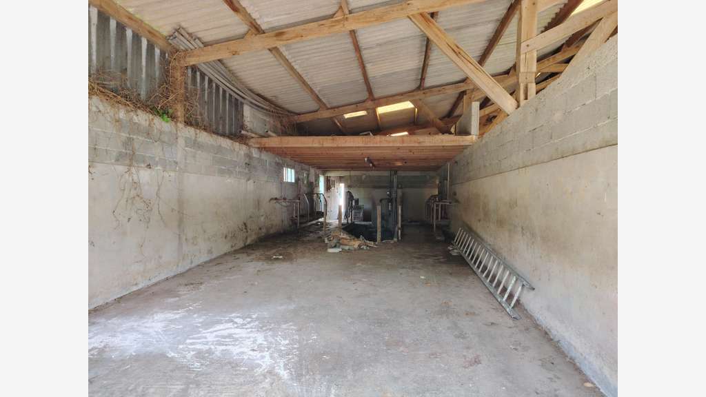 Hangar 450m² emplacement stratégique Plounéventer