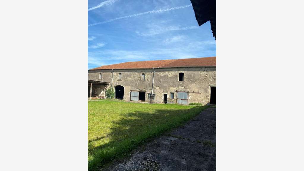 À vendre ancien corps de ferme du XVIIIe à Vittel