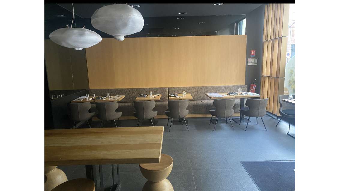 Emplacement premium angle rue piétonne