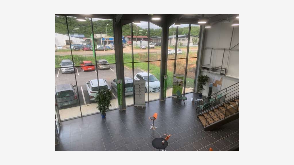 A vendre immeuble commercial 605m² à Kourou