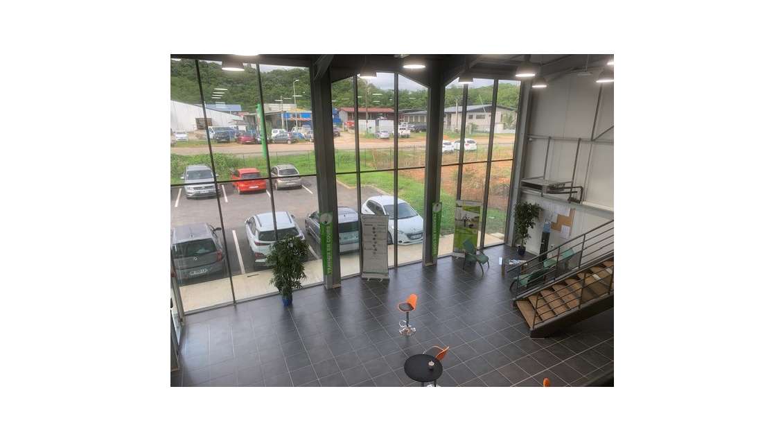 A vendre immeuble commercial 605m² à Kourou 