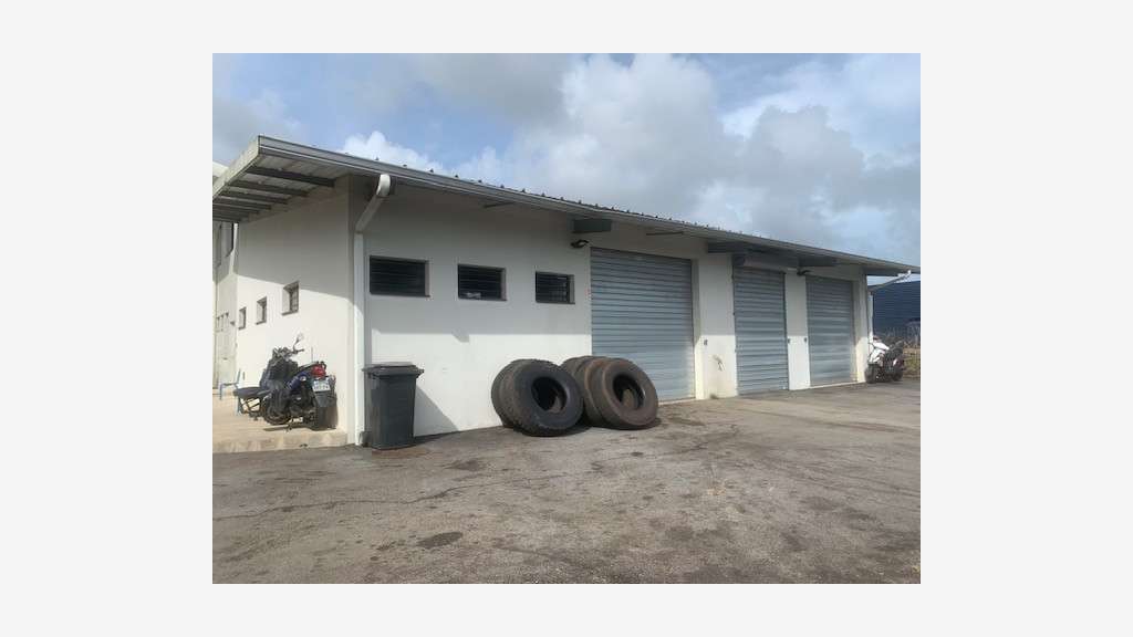 A vendre immeuble commercial 605m² à Kourou