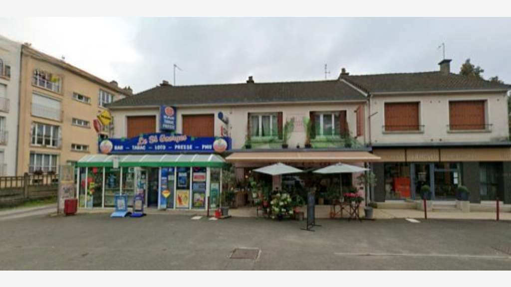 À VENDRE – IMMEUBLE COMMERCIAL LOUÉ + PARKINGS