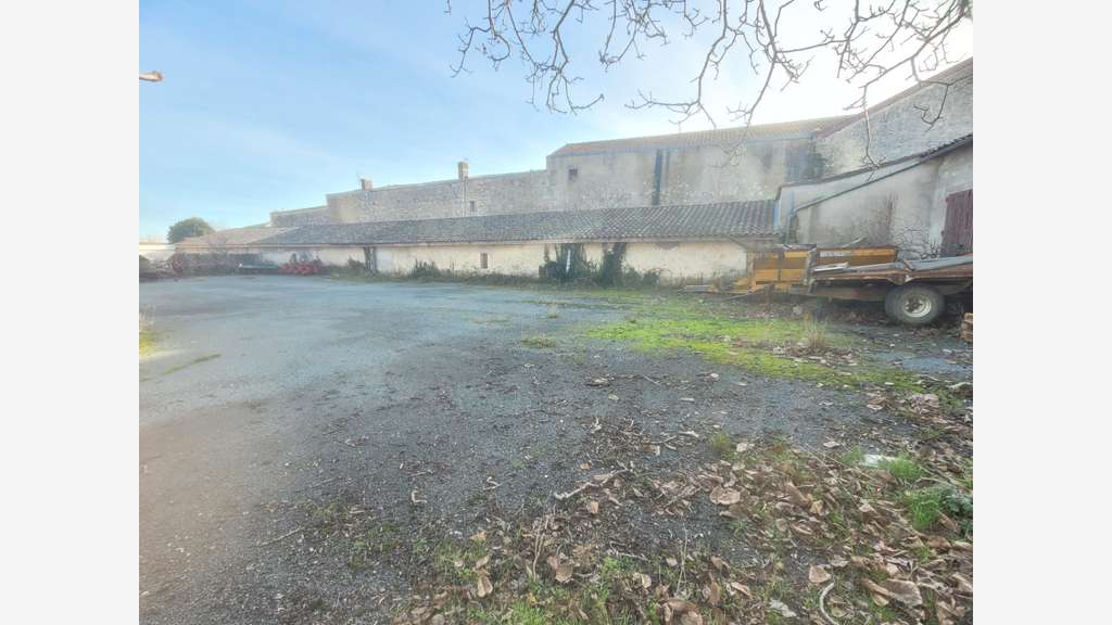 batiment en pierre à vendre et à rénover sur CI