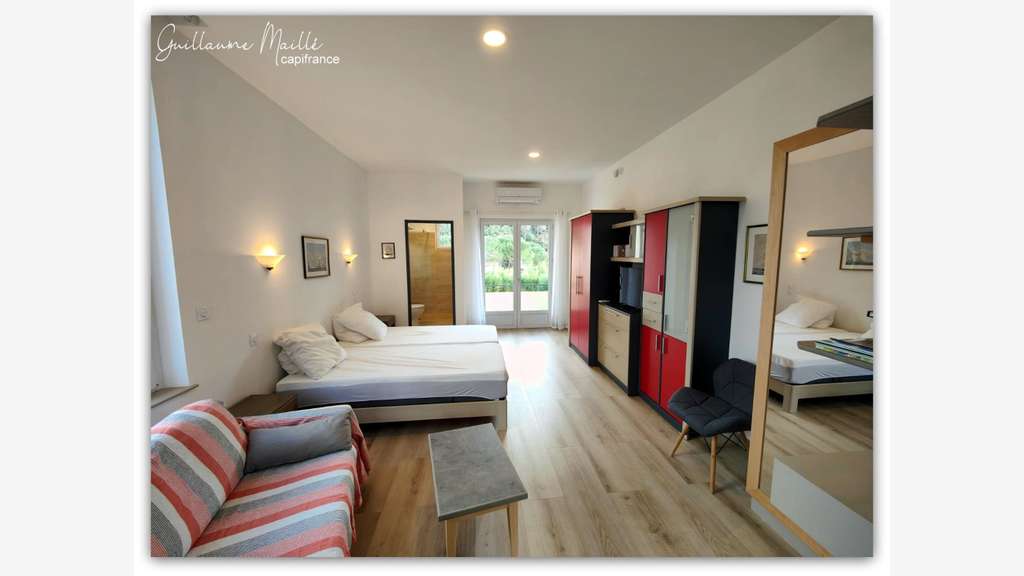 Immeuble rénové composé de 2 appartements meublés 