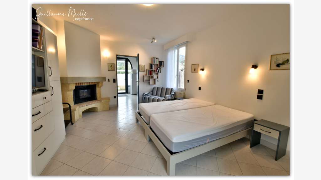 Immeuble rénové composé de 2 appartements meublés 