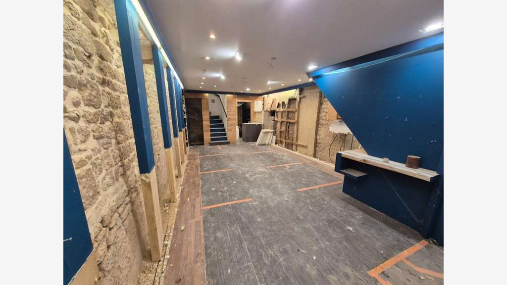 Immeuble d'habitation avec boutique à Niort centre