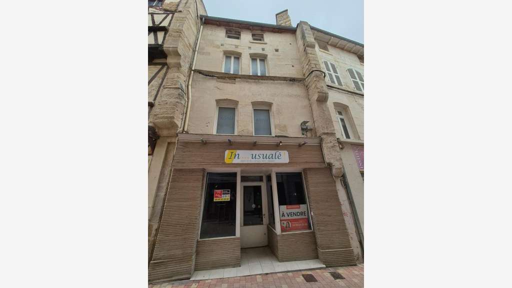 Immeuble d'habitation avec boutique à Niort centre