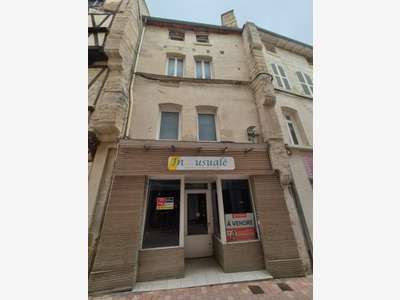 Immeuble d'habitation avec boutique à Niort centre