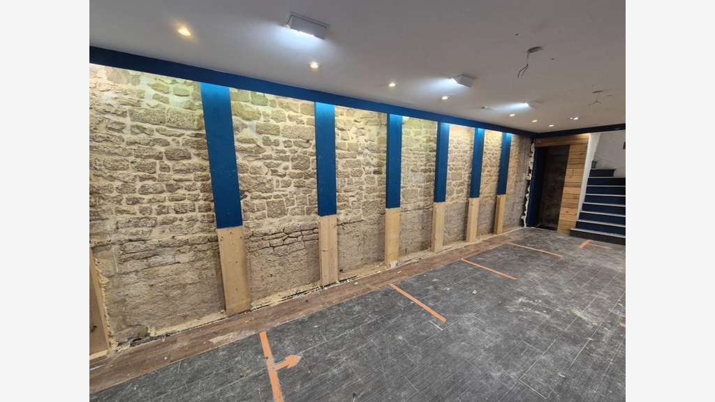 Immeuble d'habitation avec boutique à Niort centre