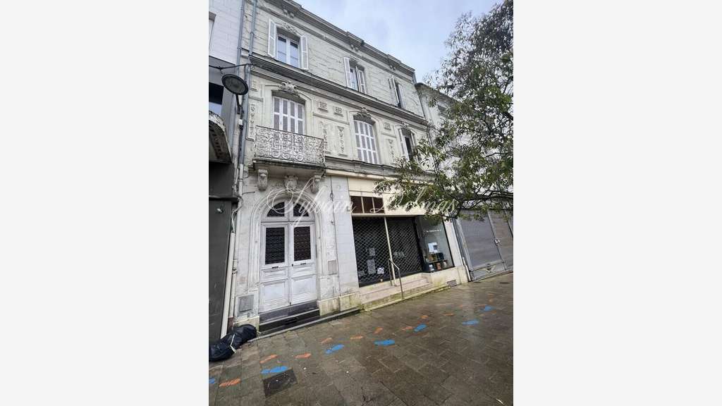 Immeuble à vendre à Châtellerault place des Halles
