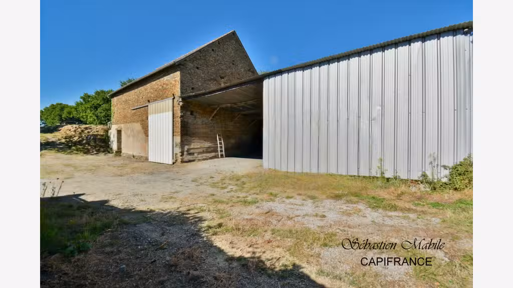 Grange en pierres avec hangar à vendre à Fougères