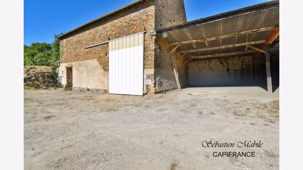 Grange en pierres avec hangar à vendre à Fougères