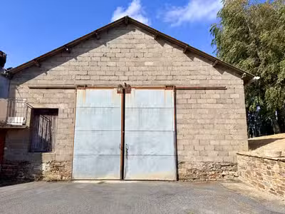 HANGAR /ATELIER FERMÉ DE 232 M² - GRANDES O