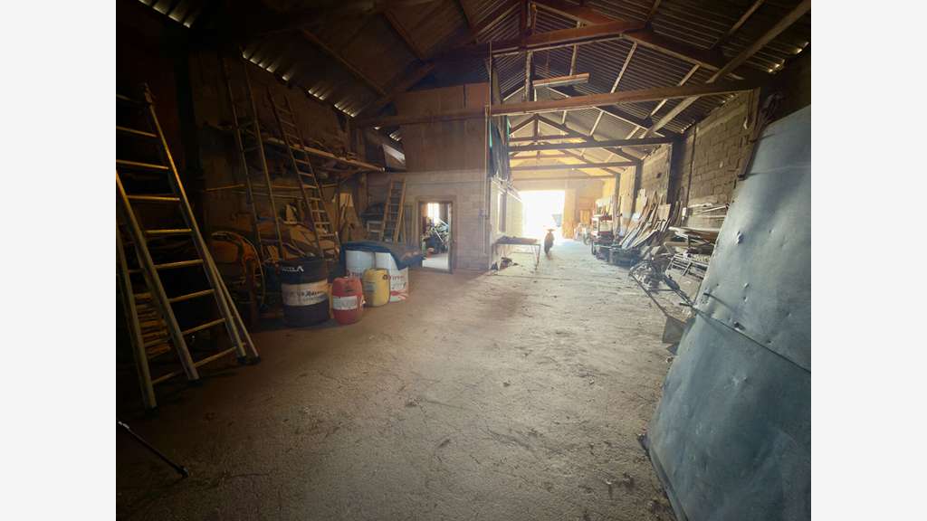 HANGAR /ATELIER FERMÉ DE 232 M² - GRANDES O