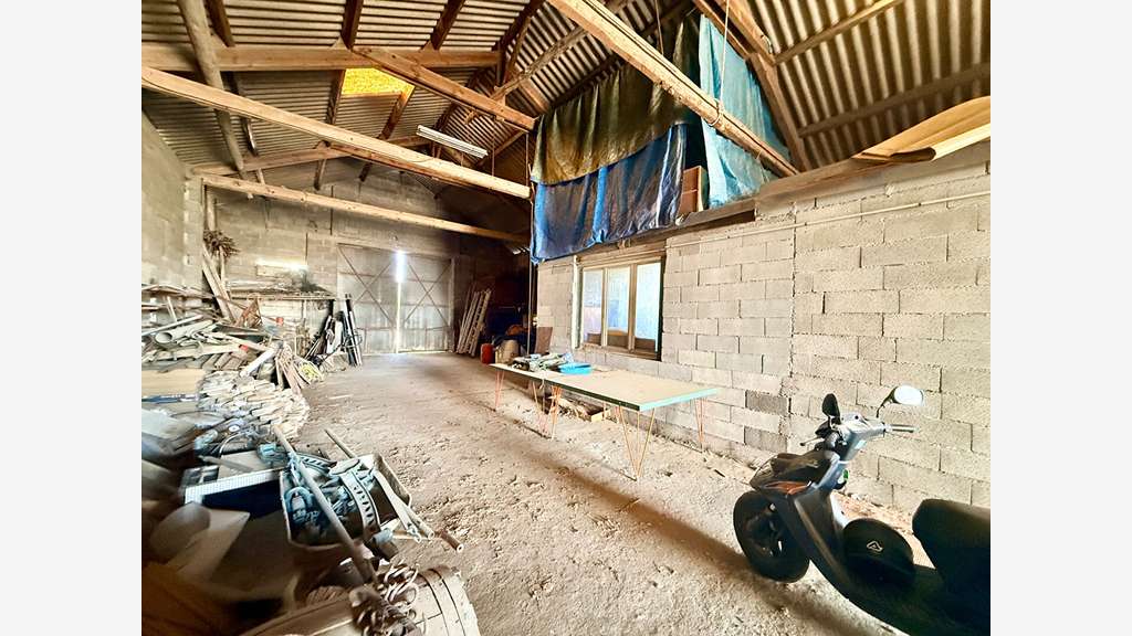 HANGAR /ATELIER FERMÉ DE 232 M² - GRANDES O