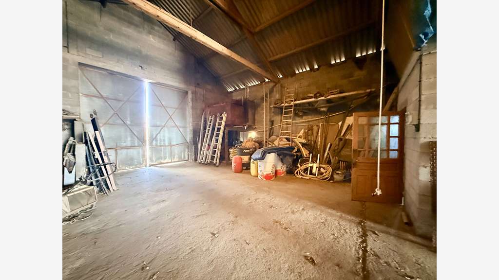HANGAR /ATELIER FERMÉ DE 232 M² - GRANDES O