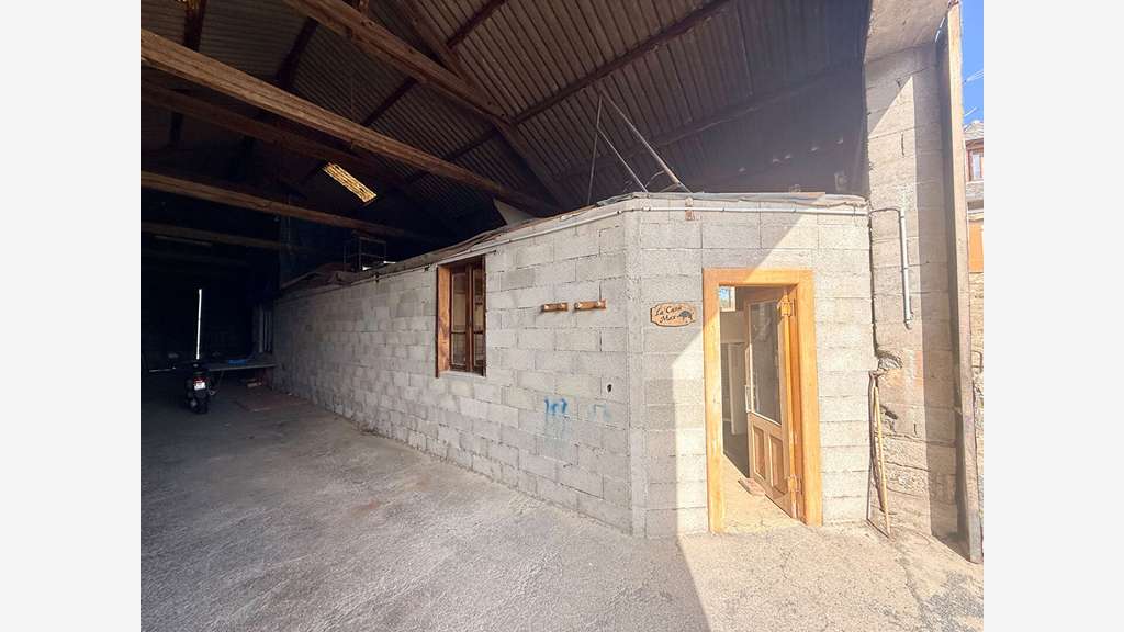 HANGAR /ATELIER FERMÉ DE 232 M² - GRANDES O