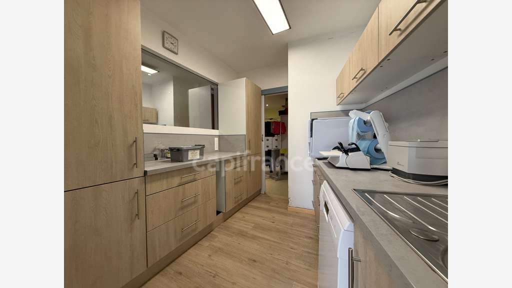 Immeuble de 420m² bureaux 2 garages à Saint-Just