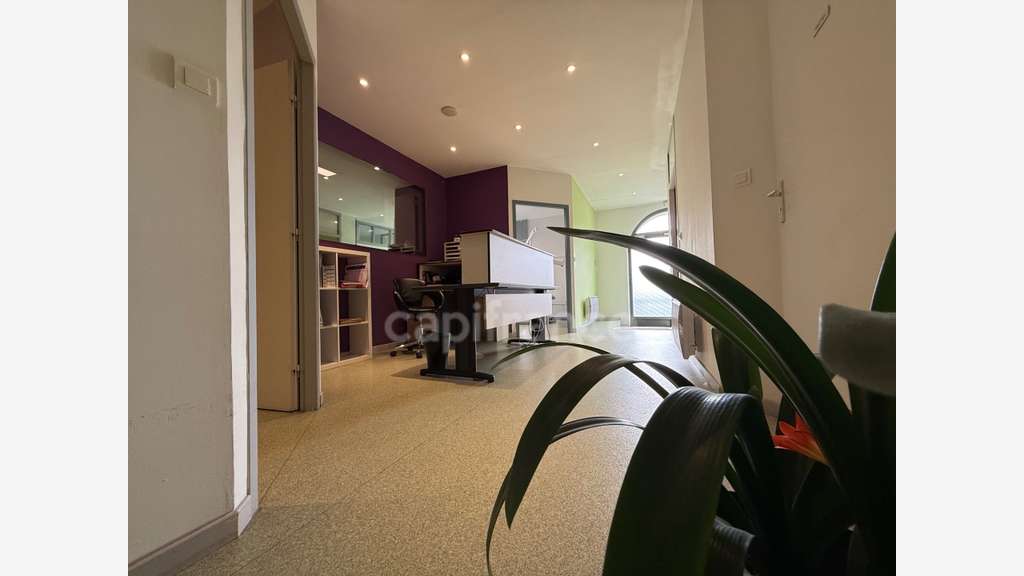 Immeuble de 420m² bureaux 2 garages à Saint-Just