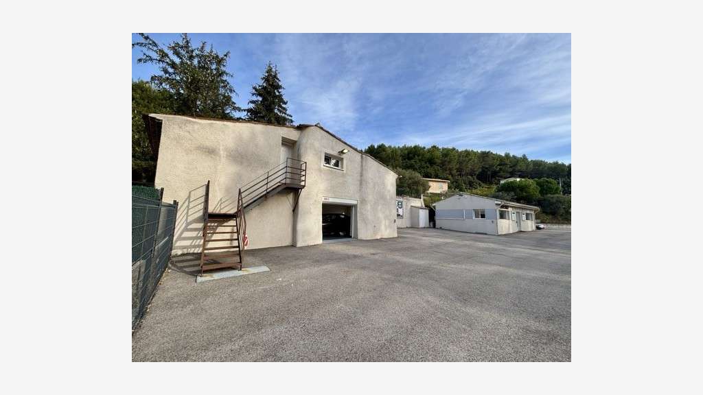 Emplacement Commercial 156m² terrain 1162m² 