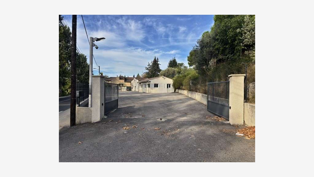 Emplacement Commercial 156m² terrain 1162m² 
