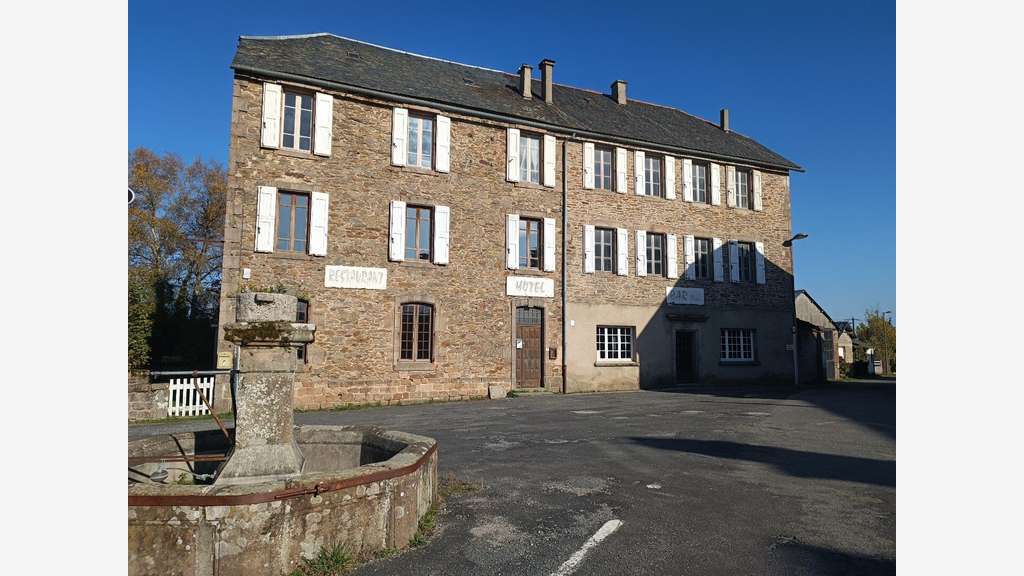 Vente Immeuble commercial 440m² à Salles-Curan