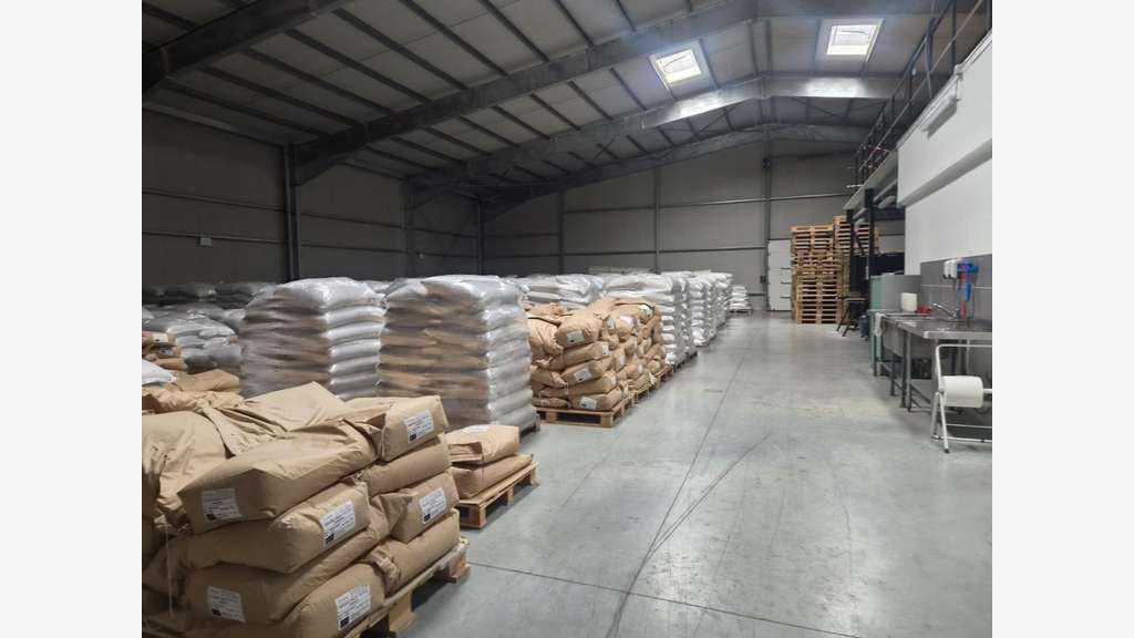 Beau bâtiment industriel récent et moderne 1760m²
