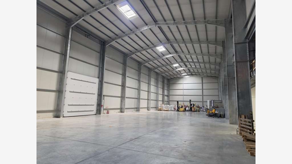 Beau bâtiment industriel récent et moderne 1760m²